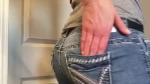 Firm MILF ass in tight jeans ;)