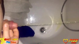 heimlich bei der besten Freundin in die Badewanne gepisst