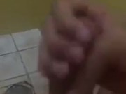 Joven masturbandose en la ducha hasta sacar toda la leche