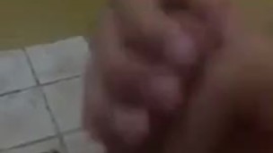 Joven masturbandose en la ducha hasta sacar toda la leche