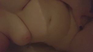 Chubby hottie plays with herself in the bath