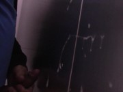 Caliente chico se masturba en el baño publico silenciosamente