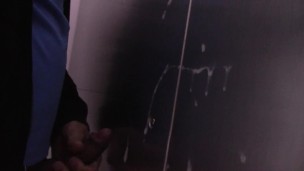 Caliente chico se masturba en el baño publico silenciosamente