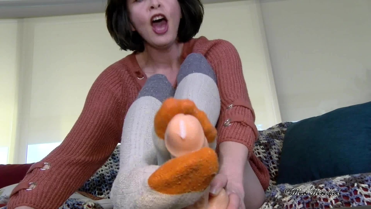 Sneaky Sockjob de Big StepSister - Mrs Mischief pie pov consolador footjob  - RedTube