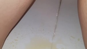 TEEN PISSING HERSELF IN BATHTUB