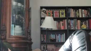 Milf sexy se divertindo enquanto fuma