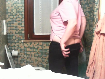 In bagno con me! Pipì, mi lavo la mia figa pelosa e i miei piedini
