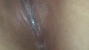 Dedilhando minha buceta recém-raspada com óleo aquecido