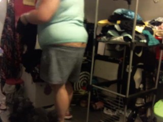 fat white girl buttcrack folding clothes