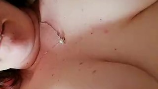 Depois do banho eu me masturbo minha buceta grande e peluda na minha cama peitos grandes amadores