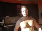 tommy a canaglia la scopa e ladymuffin bagna tutto il tavolo della cucina 3/16