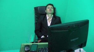Jefe no aguanta y se CORRE en la oficina