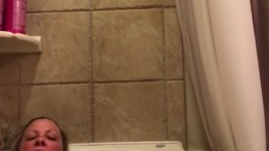MILF saindo na Jacuzzi.