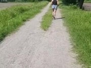 milf faì la pipi' in un parco 2/16