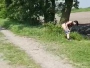 milf faì la pipi' in un parco 5/16