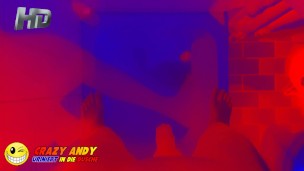 Andy pinkelt in die Dusche (Full HD 1080i)