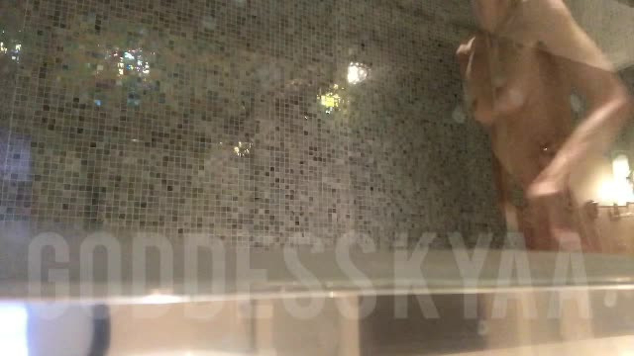 シャワー盗撮-ヌードシャワーいじめ、足のお尻とおっぱい! - RedTube