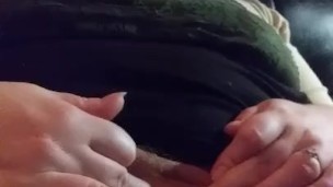 Naughty Nicole dedilha sua buceta no sofá