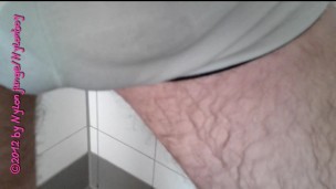 Pissen in weißer Short