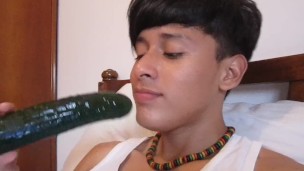 ragazzo ingoia cetriolo