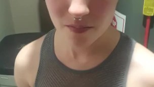 Milf transa no banheiro da família 