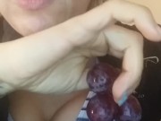 mangiando chicchi d'uva