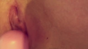 A lil peek vibrator contracting cunt