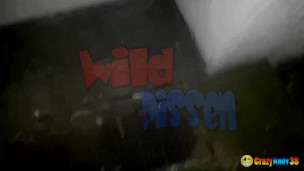 Wild pinkeln - Ich pisse an die Hauswand