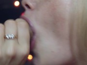 Блондинка делает красивый медленный Минет крупным планом, кончает на лицо 12/16