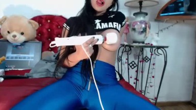 LATINA GIRL GETTING YOGA PANTS SOAKED WET PUSSY SAFADA GOZANDO NA LEG