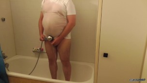 Behaarter Pasci unter der Dusche