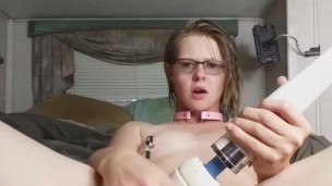 Garota universitária de coleira goza com dildo grosso de vidro, consolo elétrico e com grampos nos mamilos