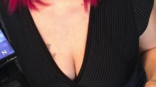 Ruiva grávida tira e faz você querer mais