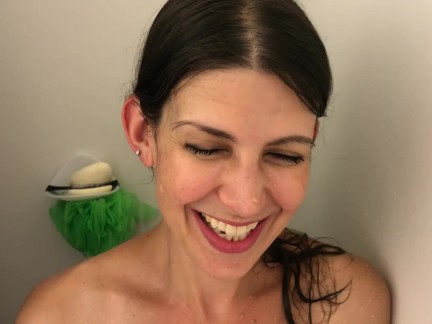 Blowjob in the shower and cum in mouth