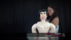 Charlie et la poupée gonflable GLADIATOR