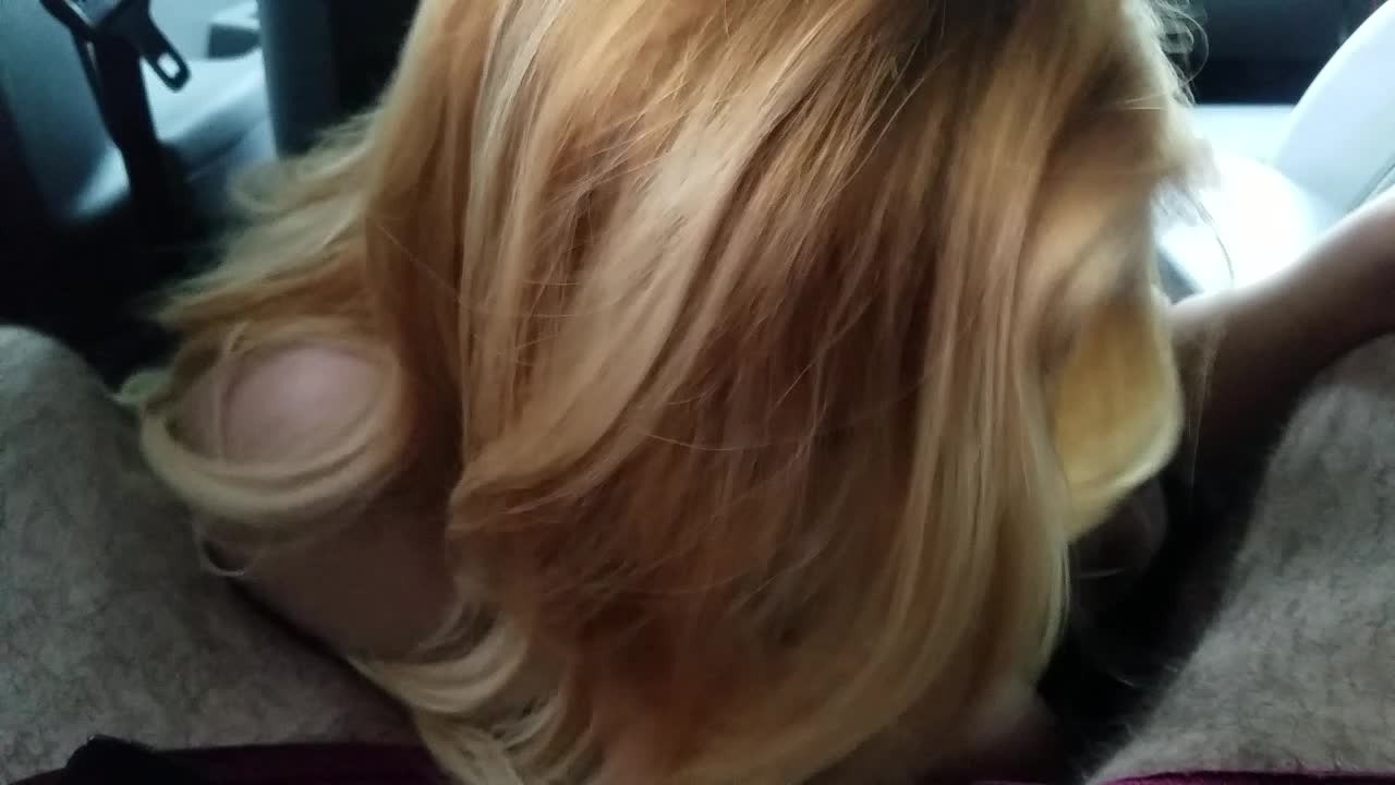 Chica jovencita chupando polla Coche Mamada terminada en sus tetas - Video de sexo gratis - RedTube