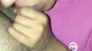Colocando o pau dele na minha garganta