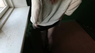 Ourdoor Alice with a naked ass masturbation