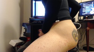 Foxy Femboy se branle sur du porno avec une prise E-Stim dans le cul.