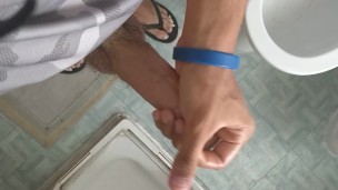 Ragazzo di 18 anni si masturba in bagno