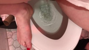 Femdom pissing / Beautiful feet 