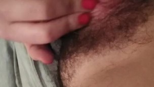 Concha peluda se toca la vagina
