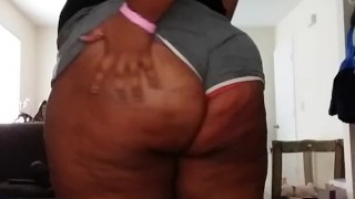 Twerking na sala com Milky mamas pingando no final!