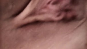 Amateur Goth girl rub his pussy with an big spray