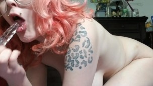 Busty gata peluda fode vibrador de vidro