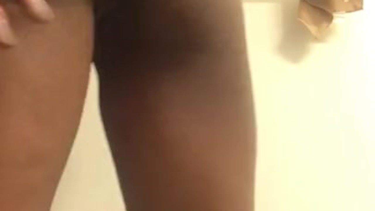 Sexy Ebony novinha balançando a bunda e mostrando a buceta - Vídeo de sexo grátis - RedTube