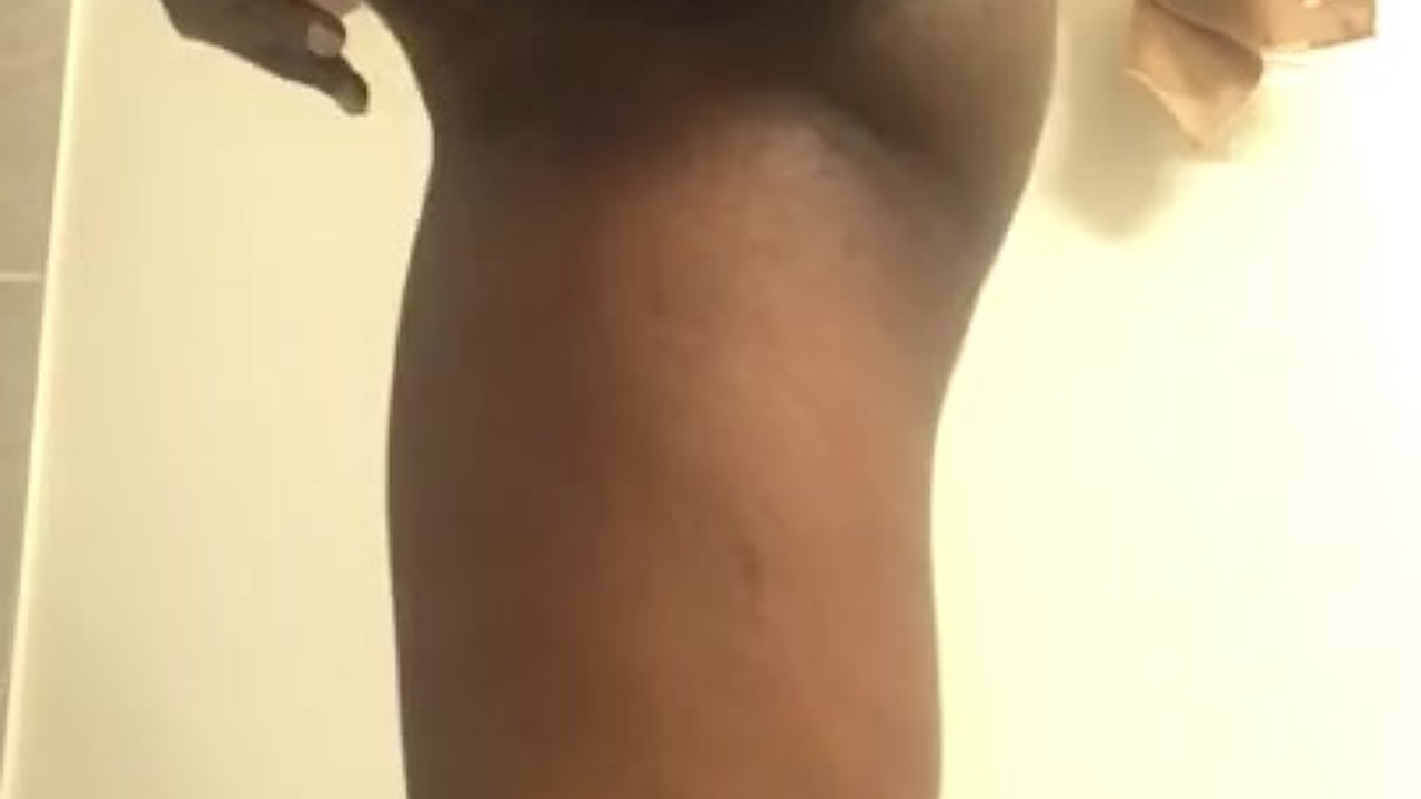 Sexy Ebony novinha balançando a bunda e mostrando a buceta - Vídeo de sexo grátis - RedTube