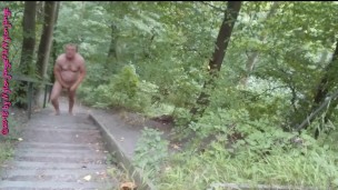 In Strumpfhose auf der Wald Treppe