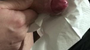 Masturbation express et jouir sur un mouchoir