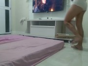 Provocando o entregador de pizza exibicionismo corno no banheiro